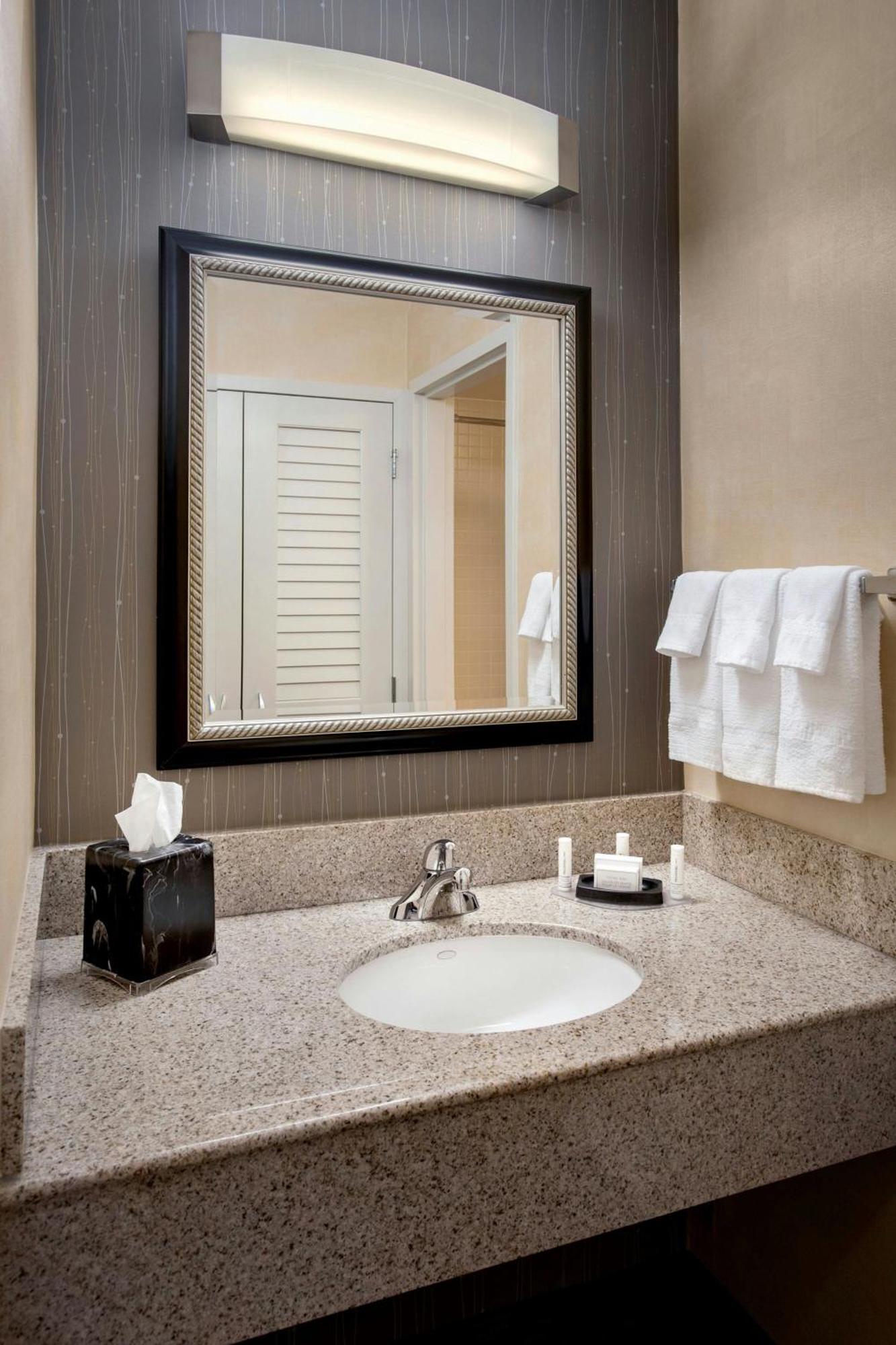 Courtyard By Marriott Hartford Windsor Airport Hotel Exterior foto